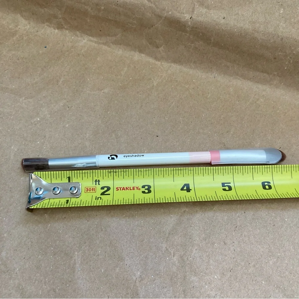 Glossier eyeshadow brush
